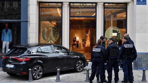 Boutiques Louis Vuitton et Hermès attaquées à la voiture